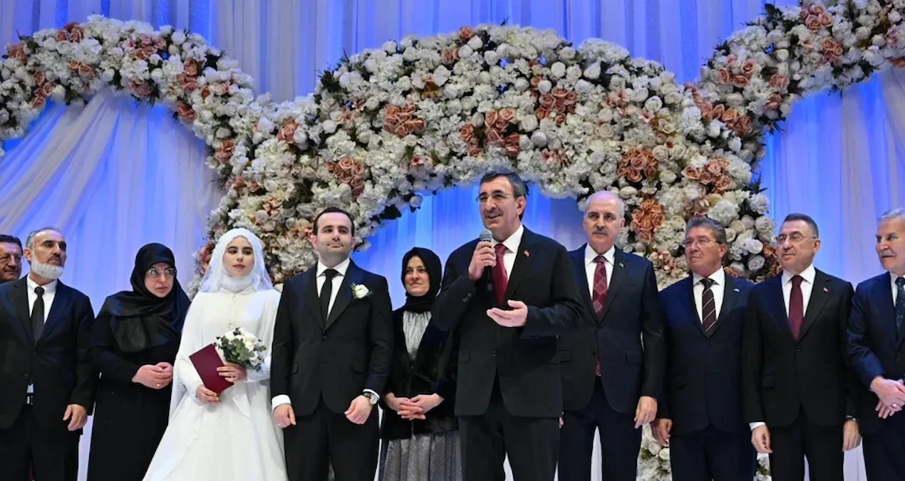 cumurbaskani-yardimcisi-oglunu-evlendirdi-w78tvEFY.jpg
