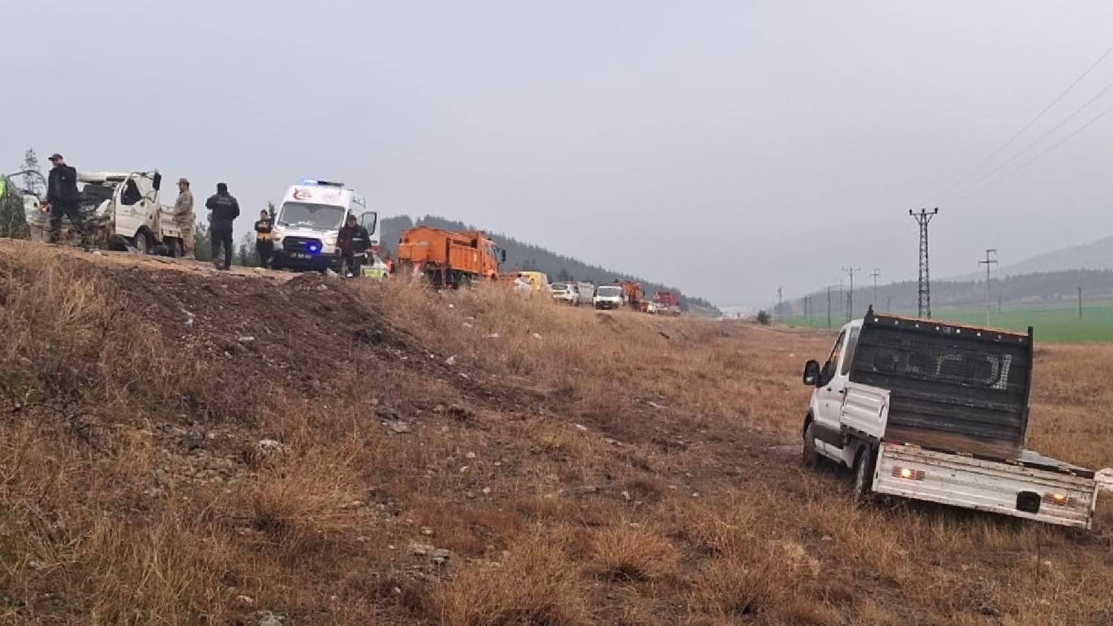 gaziantepde-iki-kamyonetin-carpistin-yasa-1-kussi-oldu-1-kusi-yaralandi-ludQl8AB.jpg