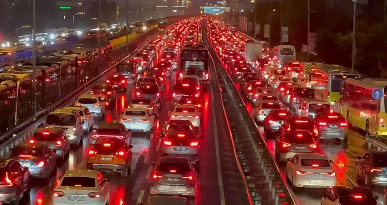 istanbulda-kar-trafigi-harita-kirmiziya-boyandi-TrR12DiN.jpg