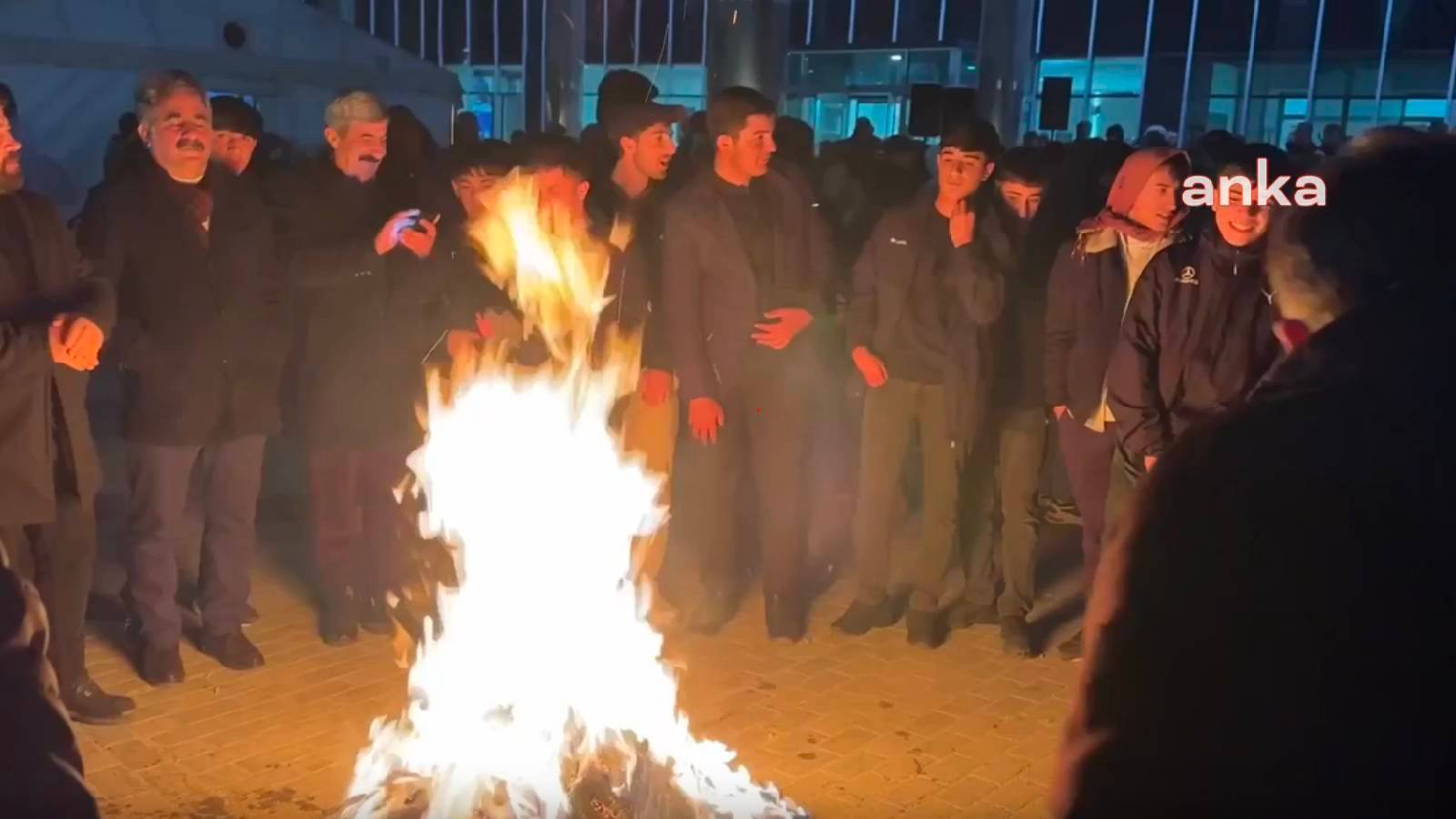 abdullah-zeydana-mahpus-cezasi-verilmesine-karsif-belediye-onunde-cadin-kuruldu-XBraSYv2.jpg